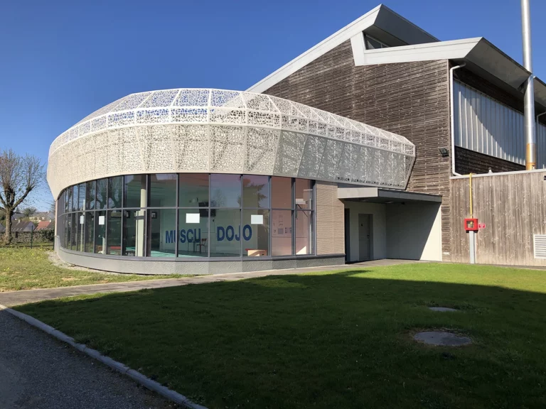 construction-dojo-lycee-haute-follis-a-laval-entree-en-arrondi