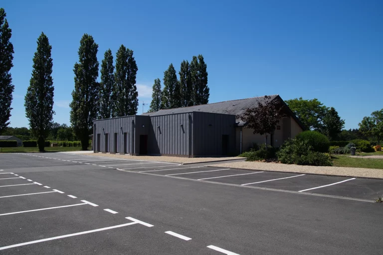 creation-et-renovation-d-une-salle-a-longue-jumelles-vue-parking