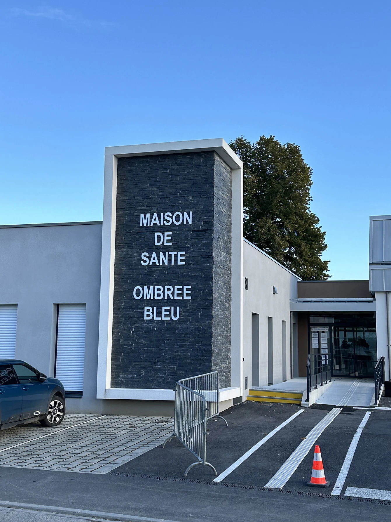 reconstruction-et-extension-maison-de-sante -combree-façade