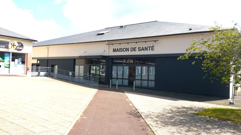 restructuration-surface-commerciale-en-maison-de-sante-combree-facade