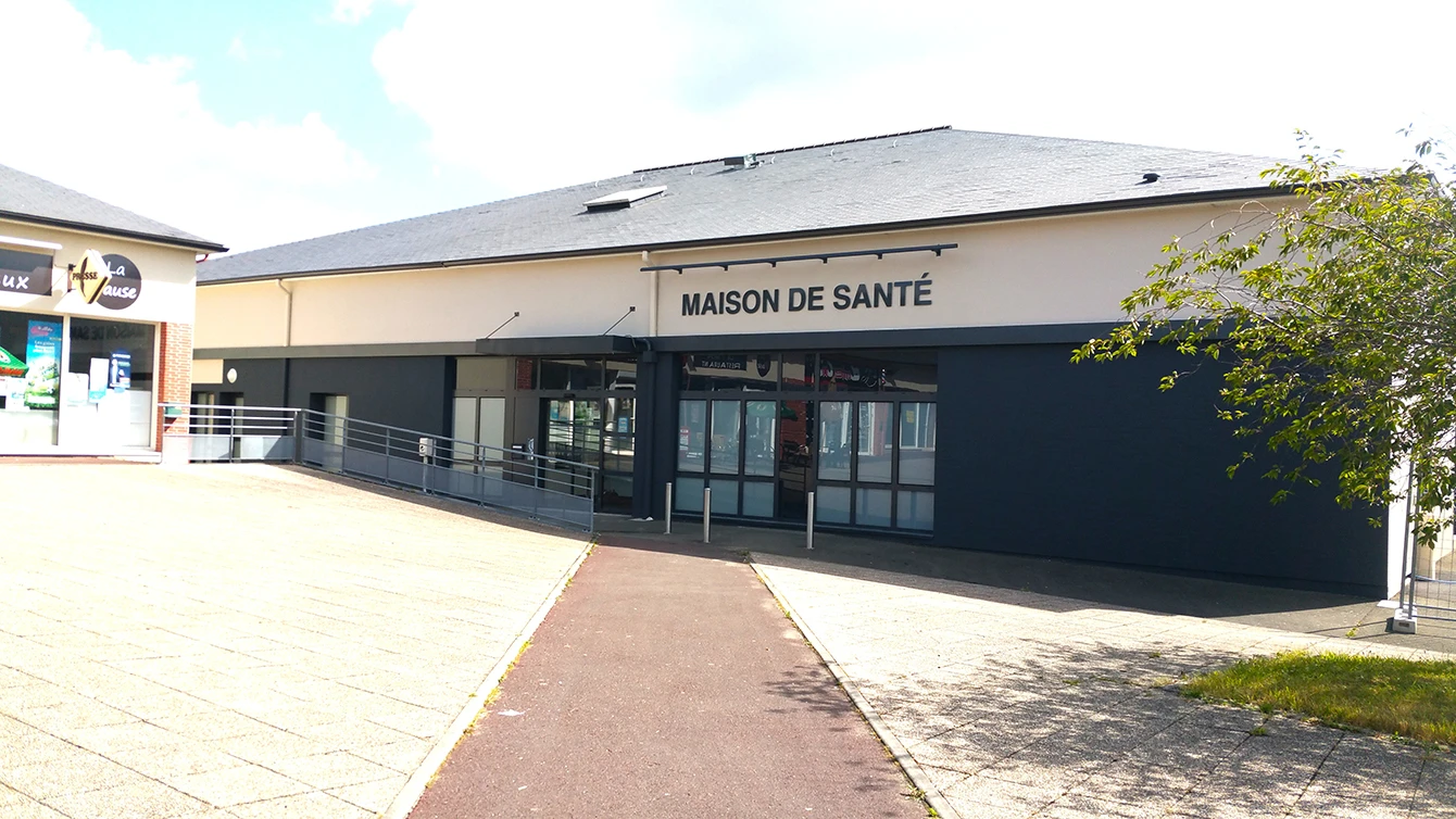 restructuration-surface-commerciale-en-maison-de-sante-combree-facade